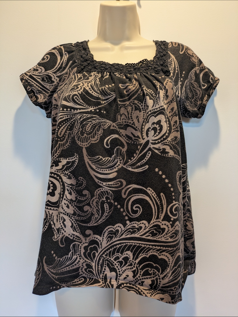Sonoma Women's Black and Taupe Paisley Short Sleeve Blouse Size Medium